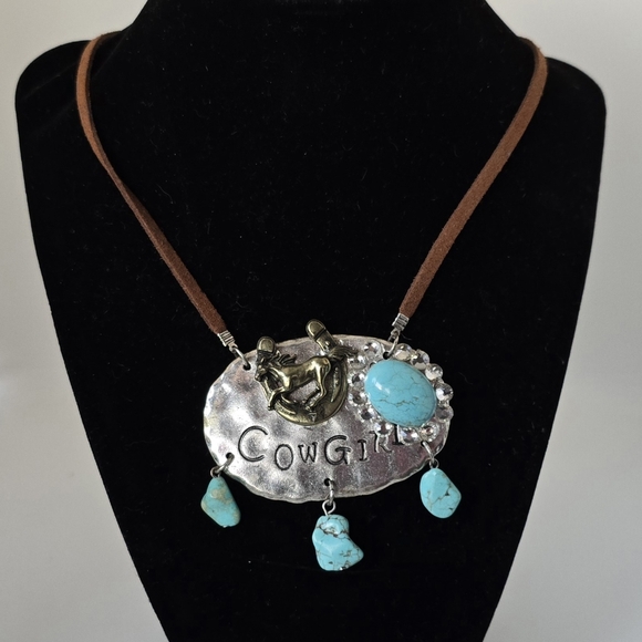 18-21" Adjustable Turquoise & Leather Cowgirl Horseshoe Necklace - Picture 5 of 6
